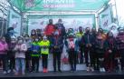 Los mejores clasificados en las distintas categorías de la X Carrera Infantil de la Navidad, junto a Olentzero y Papá Noel