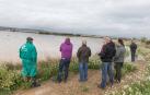 Agricultores miran campos con cultivos totalmente anegados por el agua en un términos de Cadreita