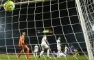 El meta del Elche, Edgar Badía, contempla cómo entra el disparo de Nico que supuso el 3-2 definitivo