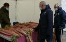 Dos clientes preguntan en uno de los puestos de venta de cardo rojo