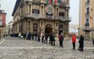 Colas en la plaza Consistorial para adquirir el calendario