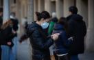 Varias personas hacen cola para hacerse test y otras pruebas de covid, en el laboratorio Echevarne, a 20 de diciembre de 2021, en Barcelona