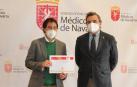 Rafael Teijeira, presidente del Colegio de Médicos de Navarra, entregó la Beca Senior 2021 a David Nagore