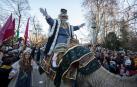 El rey Melchor y su séquito, después de atravesar el puente de la Magdalena