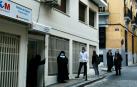 Varias personas en la puerta del Centro de Salud Palma Norte para realizarse un test de Covid-19, en Madrid