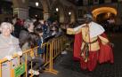 El Rey Baltasar saluda a varios de los asistentes a la última cabalgata que se celebró en Tudela, el 5 de enero de 2020