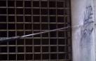 Un operario limpia una pintada en una calle del Casco Viejo de Pamplona