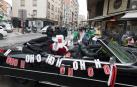 Papá Noel saluda desde su coche descapotable durante su recorrido por Tudela
