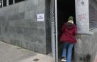 Una mujer accede por la entrada al centro de salud de la Txantrea para los test de antígenos