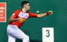 Instante en el que un error de zurda de Joseba Ezkurdia brindó a Jaka-Mariezkurrena II el 20-21 ayer en el frontón Labrit