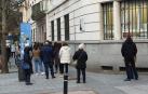Colas en el exterior del centro de salud Doctor San Martín de Pamplona