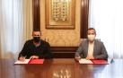 Pablo Roncal y Roberto Cámara, en la firma del convenio en el Palacio de Navarra.