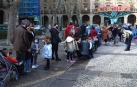 Colas en el espacio Coworkids, en la plaza de la Libertad de Pamplona