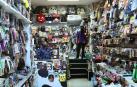 Ambiente ayer por la tarde en el interior de La Máscara, una de las tiendas de referencia en Pamplona en disfraces.