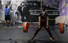 Melani de la Caridad y Jaime Fuente, de 19 y 25 años, entrenan en el gimnasio Altafit de Pamplona, el día que se aprobó la normativa que exige el certificado covid