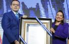 Kelvin Aguirre, presidente consejero del Consejo Nacional Electoral, posa junto a la presidenta electa de Honduras, Xiomara Castro, durante el acto de entrega de credenciales en el Hotel Plaza Juan Carlos en Tegucigalpa (Honduras)