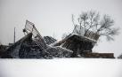 Estructura dañada por los incendios y cubierta por la nieve en Colorado