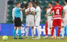 El árbitro Cordero Vega señala la salida al defensa del Elche Diego González tras sacarle la tarjeta roja