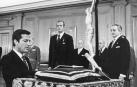 Adolfo Suarez jura como presidente del Gobierno ante el rey Juan Carlos I el 5 de julio de 1976.