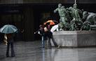 Un grupo de turistas se fotografía junto al Monumento al Encierro de Pamplona en una jornada lluviosa del pasado mes de diciembre