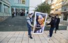 Dos familiares portan un cartel de la fallecida, frente a los juzgados de Cartagena

DIMA

04/01/2022