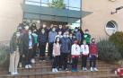 Un grupo de participantes en el torneo posa en la puerta de Oberena