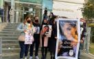 La familia de Sara porta un cartel de la fallecida