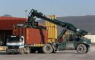 una grúa coloca un contenedor sobre un camión en la estación intermodal de Noáin