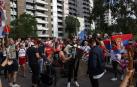 Un grupo de personas fuera del hotel donde se encuentra el tenista Novak Djokovic