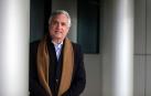 El Defensor del Pueblo, Javier Enériz Olaechea,  posa en el exterior, minutos antes de atender esta entrevista. Se quitó unos instantes la mascarilla para la fotografía