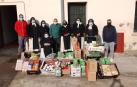 Entrega de la ‘Cesta de Reyes’ vecinal ayer sábado a las monjas de clausura Comendadoras del Espíritu Santo