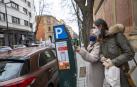 Dos mujeres utilizan el parquímetro para sacar el ticket de la zona azul. El nuevo sistema no funcionará en estas máquinas