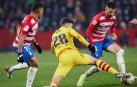 Un momento del partido entre el Granada y el Barcelona