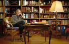 Soledad Puértolas posa en la biblioteca de su casa