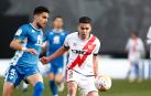 Radamel Falcao controla el balónante la presencia del bético Marc Bartra