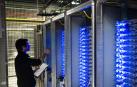 Un técnico revida un armario con servidores para la computación en la nube