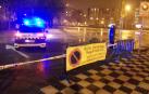 Un coche de la Policía Municipal vigila en una de las zonas inundables de Pamplona en previsión de la crecida del río Arga