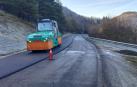 Una apisonadora sobre el firme renovado en la carretera entre Urtasun y Artesiaga