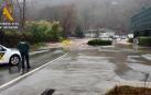 Un agente de la Guardia Civil, en una zona inundada este lunes