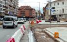 Varios coches circulando ayer por el paseo Pamplona