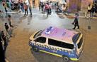 Uno de los furgones de la Policía Municipal de Pamploa, de siete plazas, patrullando en el Casco Antiguo