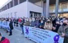 Más de 300 personas se concentran en el colegio donde trabajaba Sara Pina