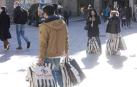Varias personas llevan bolsas con sus compras en el centro de Barcelona el pasado viernes