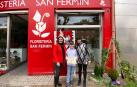 María José Alonso (izquierda) entrega el diploma a la Floristería San Fermín