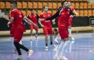Raúl Rocha y Asier Llamas realizan un ejercicio en el entrenamiento de ayer, seguidos por sus compañeros