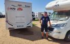 El navarro Marino Zulet posa con sus autocaravanas, su herramienta de trabajo durante los catorce días que ha durado el Dakar en Arabia Saudí