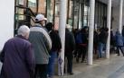 arga fila esta semana a la entrada del Centro de Salud Rochapea (Pamplona) para conseguir cita.  Los pacientes explicaban que el motivo de su presencia se debía a la imposibilidad de contactar por teléfono