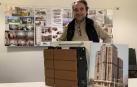 José Arauzo, en su estudio de la calle Padre Catalayud, con la muestra del revestimiento cerámico que va a llevar el edificio Singular