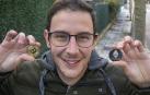 Fermín Solano muestra un bitcoin y un ethereum