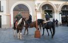 Tres jinetes proceden a dar las tres vueltas sobre sus monturas a la Cruz colocada por la Orden del Volatín en la plaza de los Fueros de Tudela
